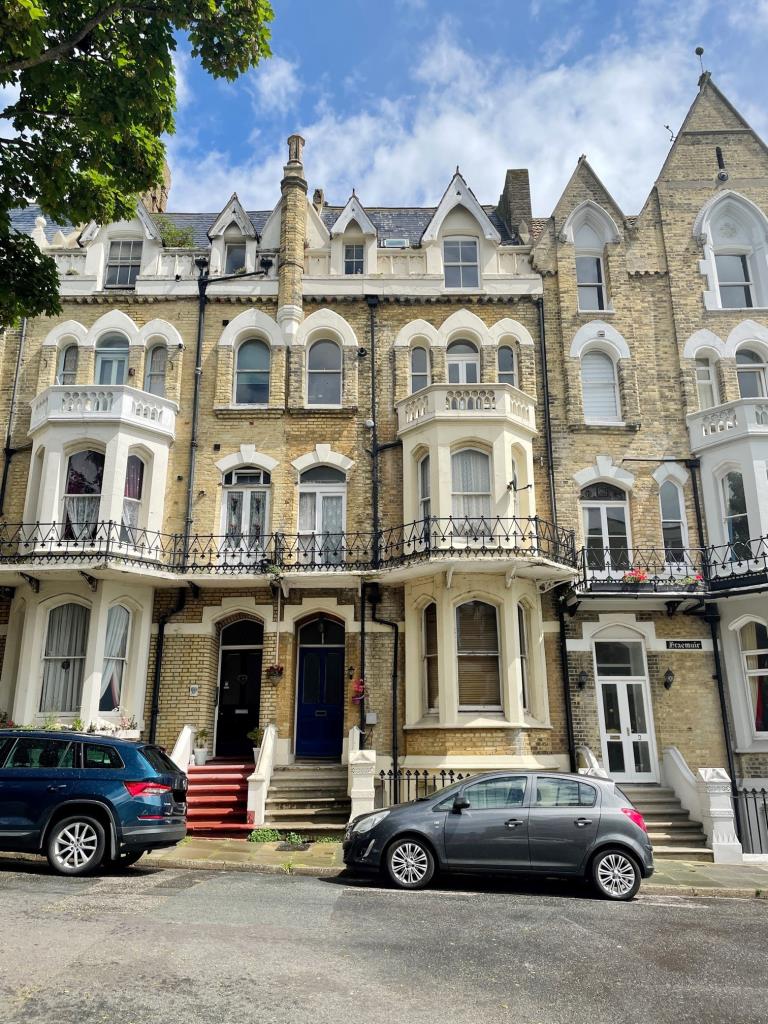Lot: 100 - FIRST FLOOR BALCONY FLAT - RESIDENTIAL INVESTMENT -